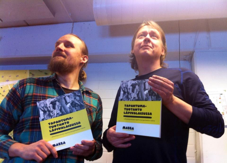 Petteri Lehtola ja Pekko Hokkanen esittelevät MASSA-hankkeen manuaalia "Tapahtumatuotanto läpivalaisussa".